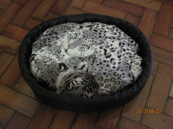 Cama para pet preta com lateral em courino